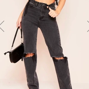 Grå jeans - De perfekta grå jeansen som sitter så snyggt ibak, men de var tyvärr för små för mig. Köptes för 400kr + att man behöver betala tull från denna hemsida. Nyskick!!