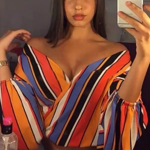 Färgad blus - Färgad blus som man kan ja på olika sätt, vanlig eller offshoulder