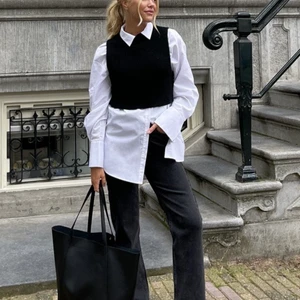 Moa Mattsson x NA-KD - Jeans i en rak modell, hög midja med svart lite ”urtvättad” färg. Säljer pga att de var lite stora på mig, aldrig använda endast provade! Modellen bär storlek 36, mina är i storlek 34. Nypris: 499kr - mitt pris: 300kr. Kan leverera eller mötas upp i Stockholm, vid leverans tillkommer leveranskostnad✨