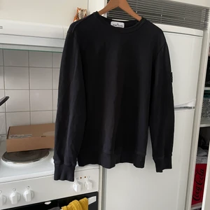 Svart Stone Island crewneck. - Äkta Stone Island crewneck. Inte speciellt använd, i princip nyskick. Inga skador. Pris kan diskuteras. 