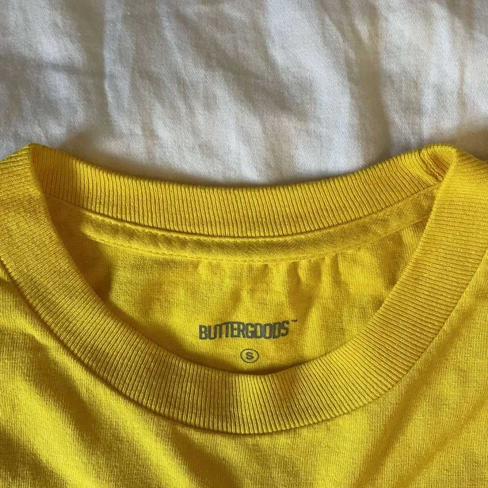 Gul Butter t-shirt med tryck på Snobben i strl S. Använd en gång, är i bra skick. Skriv gärna privat för frågor:)). T-shirts.