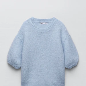 Stickad kortärmad tröja - Superfin blå kortärmad tröja som är stickad. Aldrig använd men tyvärr inte prislappen kvar. Köpt för 300. 