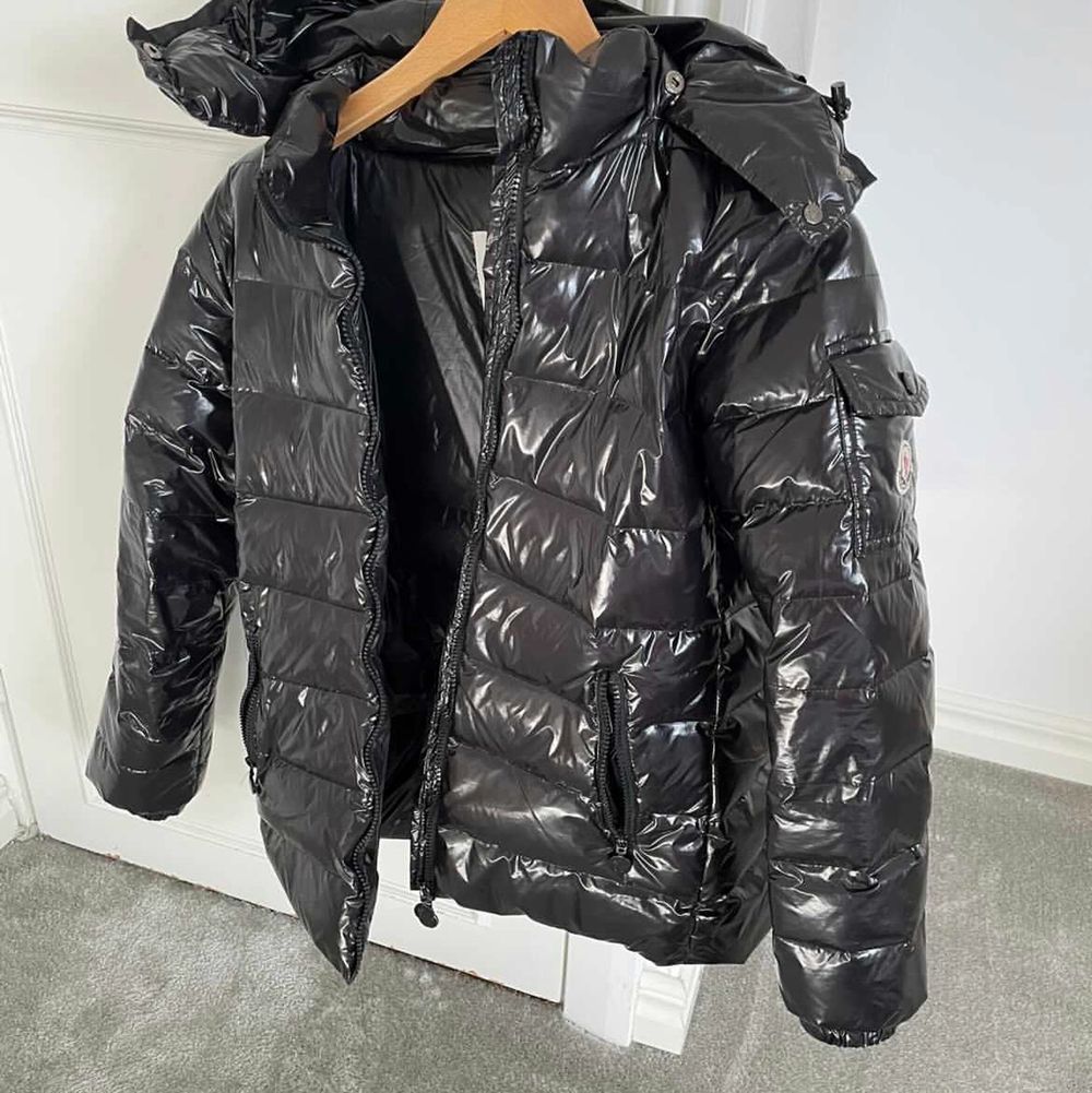 Säljer min maya moncler jacka då den är lite för liten för mig. Buda! Köp direkt för 4500 ( självklart äkta ) inget kvitto men äktahetsbevis finns. . Jackor.