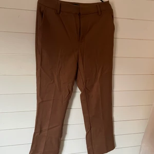 Kostymbyxor  - Bruna kostymbyxor från Gina Tricot storlek 36, lite använda!