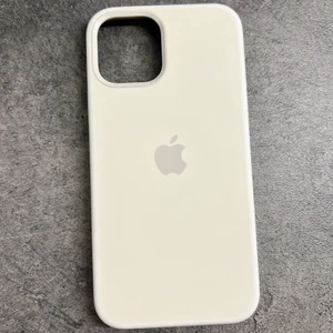 iPhone 12/12pro skal  - Vitt silikonskal från Apple med MagSafe🤍 liten kantstöttning men annars i gott skick! Nypris 595kr, säljer för 300kr INKLUSIVE frakt 