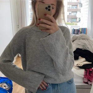 Mysig stickad tröja med vida ärmar - Såå fin i jättefint skick, kommer tyvärr inte till användning längre. Perfekt till höst, vinter & vår!