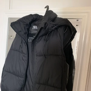 Väst från Zara stl. Small - Helt ny. Extremt skönt material och endast testad inomhus, 300kr. Frakt betalar köparen :) 