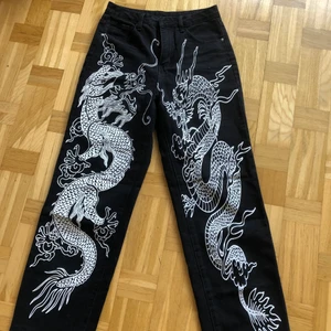 Svarta momjeans m. Draktryck  - Sitter sommar en smäck på en XS-S