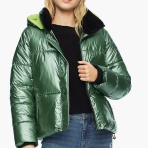 Jacka Calvin Klein  - Jacka från Calvin Klein Jeans i storlek M! Köpt på Macy’s i New York för ca 1400 kr, aldrig använd o söker en bättre ägare🙂