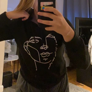 Hoodie med tryck - Jättefin ganska tunn hoodie med tryck fram , står ingen storlek men skulle gissa på xs/s