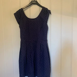 Klänning  - Klänning från clockhous. Storlek 36 , vänligt fint skick🥰