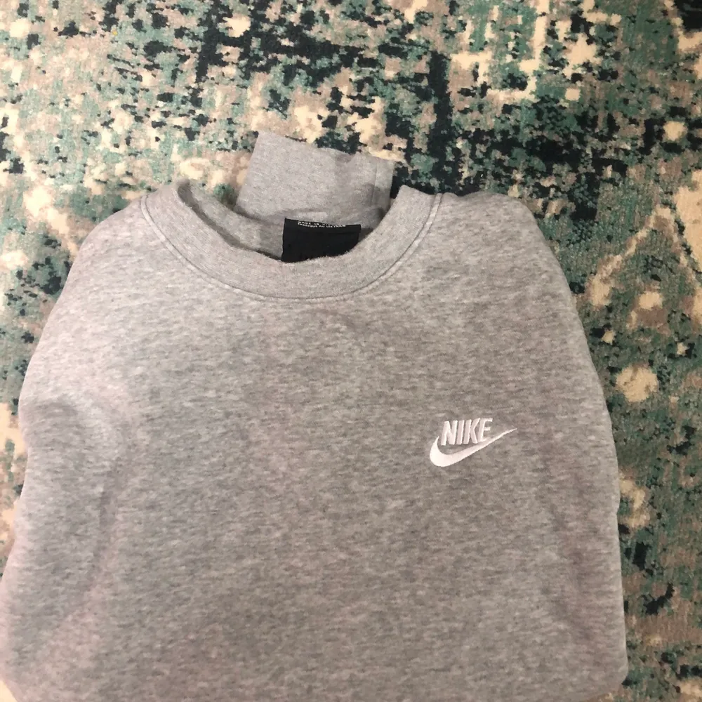 Säljer min Nike sweatshirt som råkar va för liten på mig nu. Köptes för en månad sen och har bara haft på mig den 5-6gngr. Annars är den 8-7/10 i skick. . Hoodies.