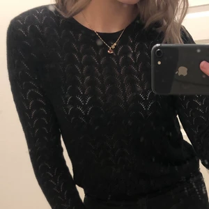 Finstickad Zara tröja  - Superfin stickad tröja från zara. Halvt genomskinlig. Står st S men tycker den sitter mer som en XS. Finns dock ett litet hål på höger axel (typ 5mm i diameter)