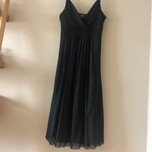 Svart midiklänning  - Köpt för många år sedan, men sällan använd. Den har blivit för liten för mig. Jättebra kvalitet. Längden för mig som är 169 är precis till under knäna. Skulle lagt upp en bild på mig i denna men kunde inte få på mig den🥲