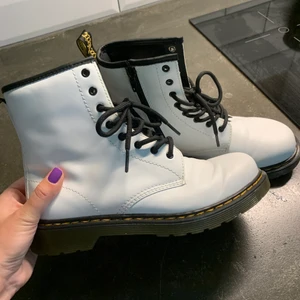  Dr. Martens - Frächa och snygga Dr. Martens, Mycket sparsamt använda så är som nya🌼