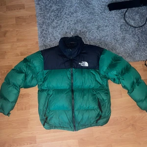 The North Face Nuptse Retro 1996 - Min vinterjacka som användes förra vintern. Säljer eftersom vill ha en ny denna vinter. Alltid bärd varsamt och har inga defekter alls. Storlek L, nypris: 3099kr. Bara att skriva för fler bilder eller annat.