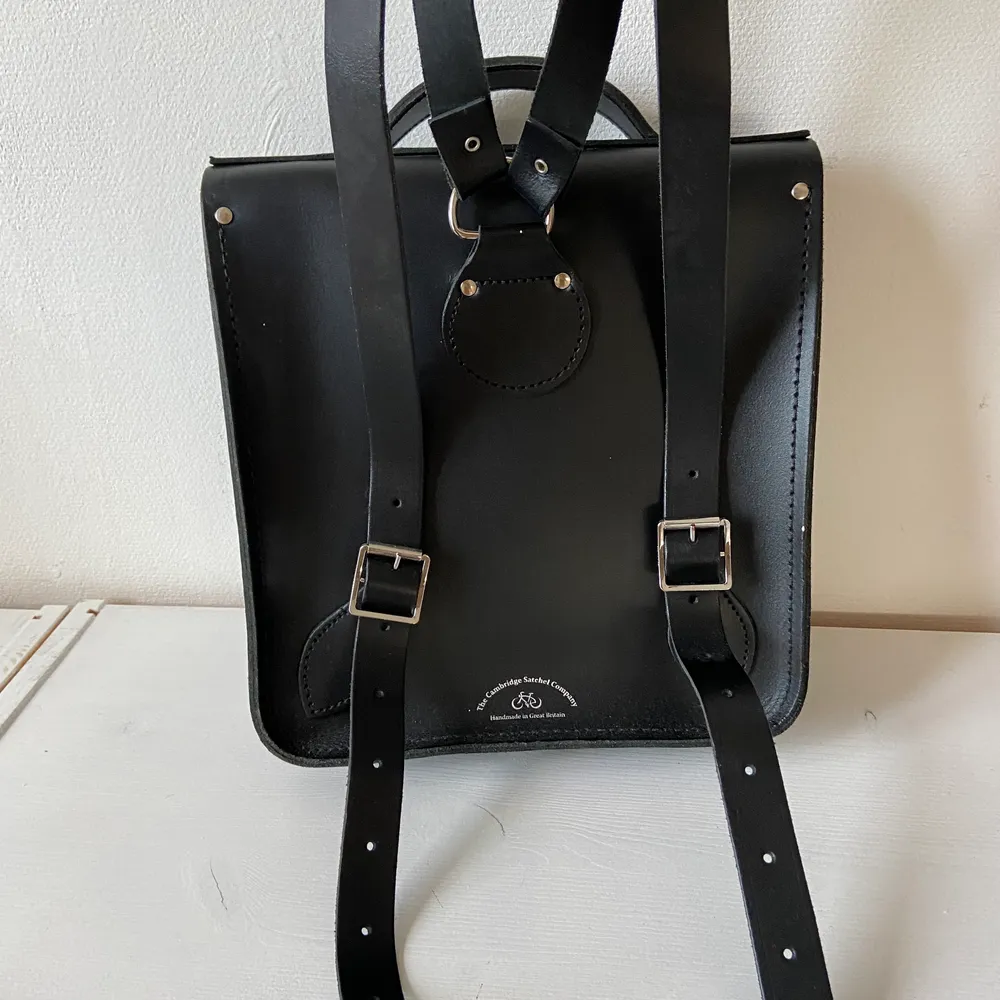 Nyskick. Nypris 2000 kr. Svart läder. Från cambridge satchel company. Portrait backpack.. Väskor.