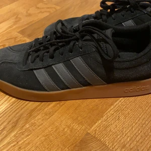 Adidas skor storlek 40 - Knappt använda och väldigt bekväma. Köpte de för 300kr och säljer de för cirka 50/100kr.