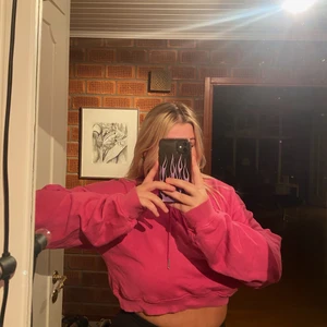 Rosa croppad hoodie!  - Från Junkyard i strl L men är mer som en M, alt S för en oversized look! 🌺 Köparen står för frakten och betalar med swish! Kan även mötas i Trollhättan/vänersborg och Göteborgsområdet!🥰