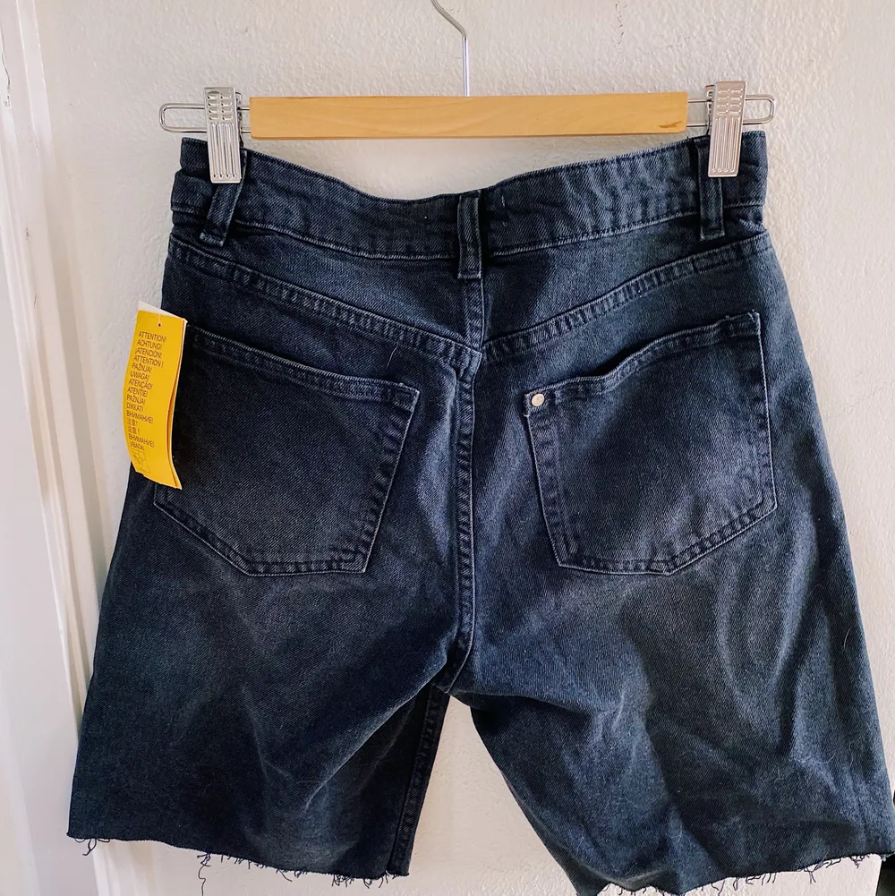 Svincoola jeansshorts i biker stil från hm, aldrig använda med prislappen kvar. Pris kan diskuteras💞 Möts eller fraktar, samfraktar gärna, fraktpris varierar om du är okej med ett vanligt paket eller spårbar frakt🥰. Shorts.
