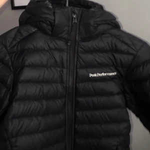Peak performance jacka - Peak performance jacka Storlek 140 (xs), inga fel på jackan. Kom privat för mer bilder, nypris 2000, säljer för 1000 pris kan diskuteras vid snabb affär💕