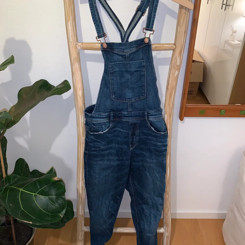 Jeans hängselbyxor från Zara i storlek M. Sitter tight. Frakt ingår!. Jeans & Byxor.