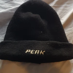 Peak performance svart mössa - haft den ett tag men skicket är fortfarande bra