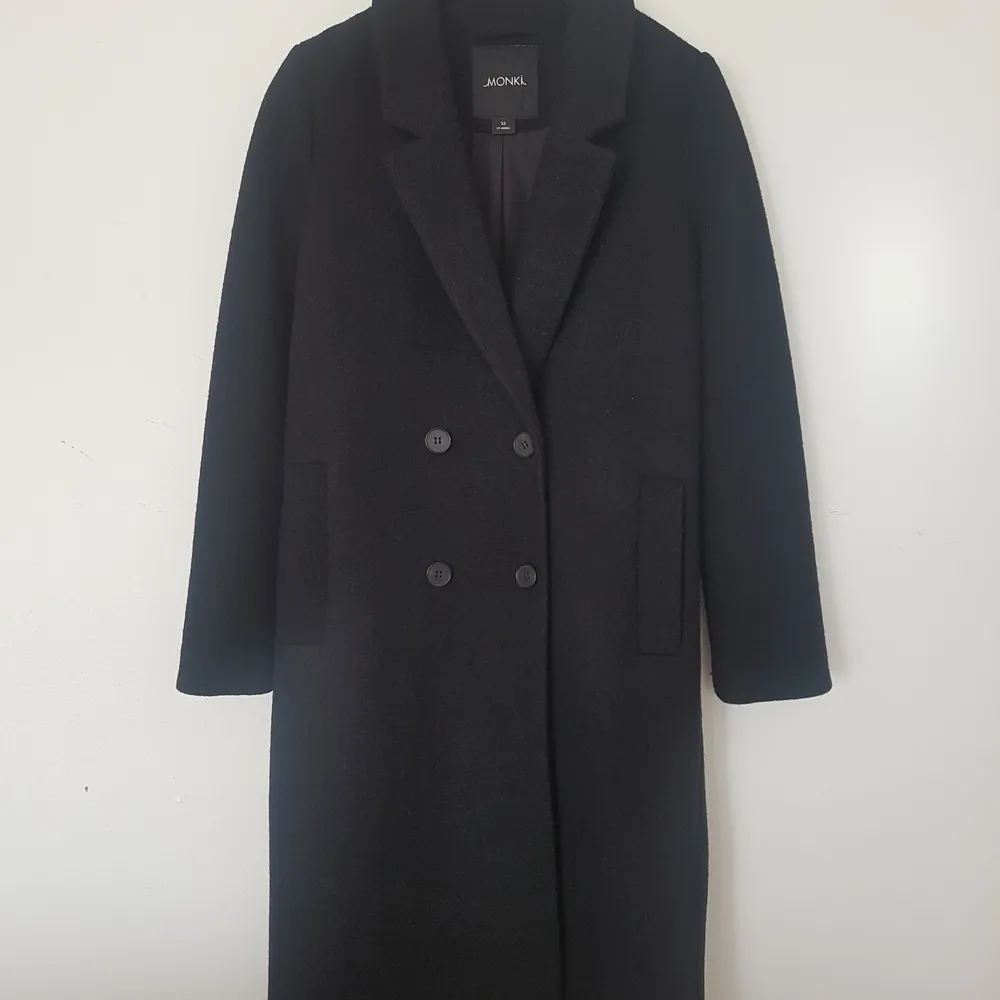 Cute black coat, great for autumn and winter, in a very good condition. For some reason it didnt take my whole photo of it, but can send it of course. Size is XS. It is 107cm long and 47×2cm wide around the chest. Material is ullmix. Post is 67:- by Schenker. Meet up is available, too :). Jackor.