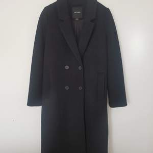 Cute black coat, great for autumn and winter, in a very good condition. For some reason it didnt take my whole photo of it, but can send it of course. Size is XS. It is 107cm long and 47×2cm wide around the chest. Material is ullmix. Post is 67:- by Schenker. Meet up is available, too :)