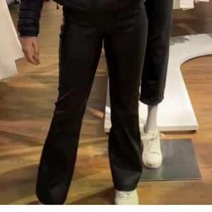 Skinnbyxor - Säljer dessa super fina skinnbyxor från gina tricot då jag inte använder de och inte riktigt är min stil längre.. På mig sitter de super bra och de formar sig väldigt bra efter kroppen. Jag är 160cm och på mig går de ner till fötterna. Tveka inte på att skriva till mig ifall du vill ha fler/bättre bilder, eller är intresserad💕 Säljer de för 100kr+frakt. 