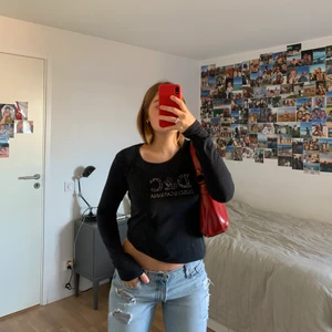 Tröja från D&G - Snygg Svart tröja från D&G köpt secondhand. Frakt på 45 eller så möts vi på söder!! 