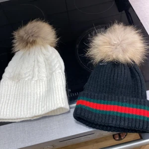 Mössor  - 2 st mössor med äkta päls 100 kr styck 