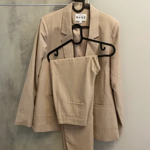 Helt nytt kostymset från Nakd - NA-KD kostymset i nyskick. Kavaj storlek 38 och byxor storlek 36. 500 för båda delarna