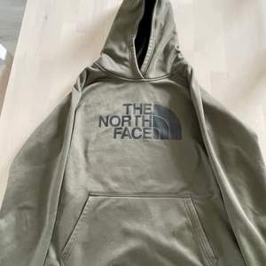 Säljer en supersnygg hoodie från the north face från plick såm tyvärr va för liten för mig😖❤️  Passar storlek S-M❤️ Hör av dig för frågor eller annat!❤️ 