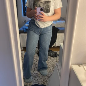 Yoko jeans - Ett par mid blue YOKO jeans från monki! I nyskick då de aldrig är använda💗