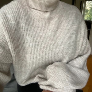 Stickad tröja  - Sjukt skön stickad tröja med polokrage. Materialet är väldigt mjukt och den har oversized passform. Väldigt varm och perfekt till höst o vinter. Använd endast fåtal gånger. 💕