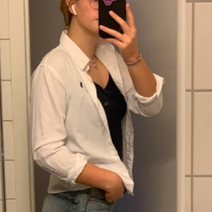 Ralph Lauren Skjorta  - Super snygg vit skjorta. Nästan helt oanvänd. Säljer pga av att den är för liten. Det står att den är en M men det kan vara barnstorlek så skulle nog säga att den är XS. Kostade runt 800kr nyköpt, pris kan diskuteras. Kontakta om du har några frågor! 💗✨