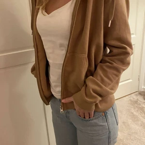 Brun zip hoodie - En brun/beige zip ip hoodie från Cubus! Bra skick använd ca 2 gånger. säljer pga ingen användning av den.🤎 Pris 100kr+frakt 45kr!💕