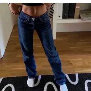Mid rise jeans - Mid rise jeans från zara! Super fint skick då de tyvärr blivit för små, älskar dem annars o dem sitter super snyggt och skönt! Strl 36! Lånad bild:) egna bilder kan fås vid intresse:) byte till ett par i samma model fast i strl 38 skulle också vara av intresse💕