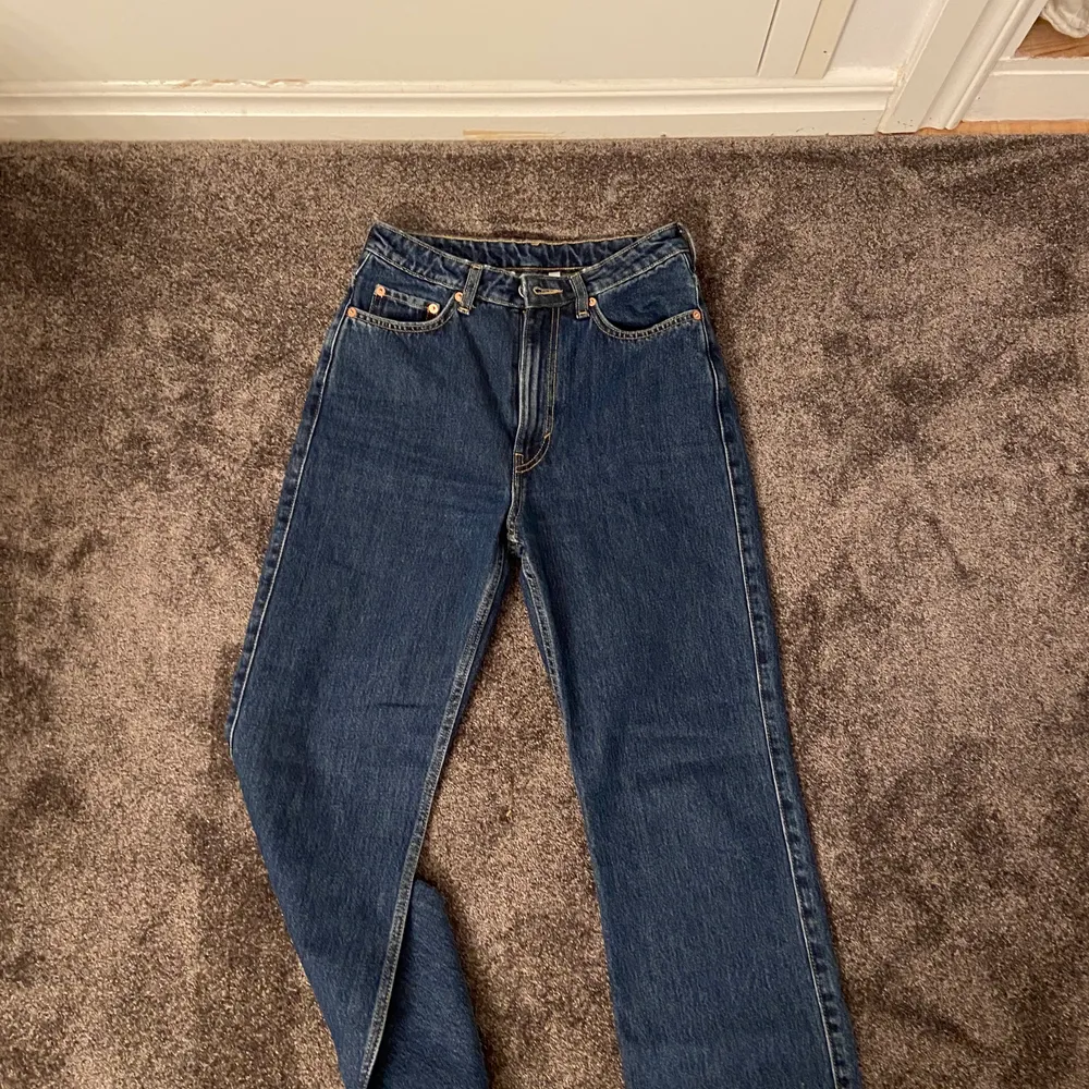 Säljer dessa superfina weekday jeans. Har aldrig kommit till användning, då de inte är min färg. De är i jättebra skick eftersom att jag aldrig har testat de. Köparen står för frakten:) Om man som köpare vill ha fler bilder skriv gärna då:). Jeans & Byxor.