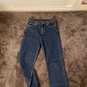 Weekday Jeans  - Säljer dessa superfina weekday jeans. Har aldrig kommit till användning, då de inte är min färg. De är i jättebra skick eftersom att jag aldrig har testat de. Köparen står för frakten:) Om man som köpare vill ha fler bilder skriv gärna då:)