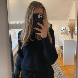 Stickad tröja XS - Superfin svart stickad tröja i stolek XS från NA-KD. Små söta puffärmar i slutet av armen, använd ett fåtal gånger och säljer för 60kr☺️ (frakt=66kr)