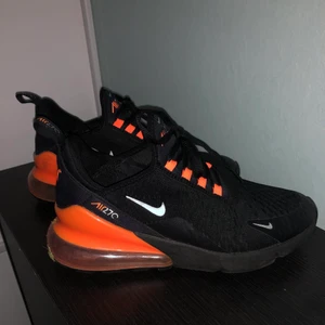 AIR MAX 270 UNISEX - Sneakers - Mycket fina skor, princip helt nya samt sällan använda. Storlek 39. Har du fler frågor skriv DIREKT! Tack på förhand.