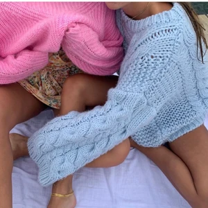 Oversized knitted sweater - Jättesöt stickad tröja, är vanligtvis en M men har denna i L för en oversized fit. Tycker den är så fin men kommer tyvärr inte till så mycket användning. Den är i fint skick🥰Obs. Lånad första bild!! De andra två är mina. 