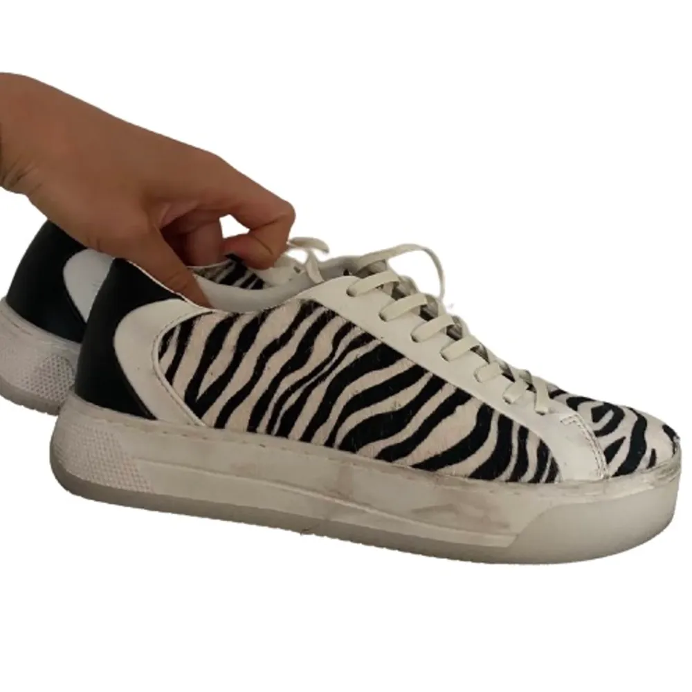 Sneakers från ZARA med zebramönster (äkta skinn!), storlek 38. Dustbag medföljer! Har ej rengjort så de kan nog bli som nya om man gör det 💍💍 Skosnörena är ej originalet utan de fick jag med ett par Eytys och de är helt oanvända . Skor.