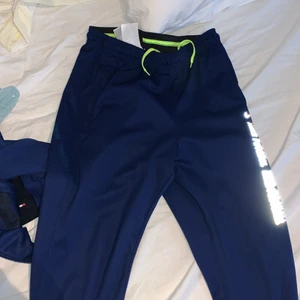 Nike FC Tracksuit - Mörkblå Tracksuit i S som knappt använts. Köptes för 700