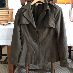 Zara basis höstjackan  - Superfin Jacka som jag köpte på Zara men knappt använt . Säljes för 150:- ex frakt 