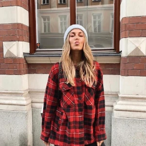 Zara rutig rödrutig skjortjacka strl M  - Fint skick röd skjortjacka strl M, 250 kr eller högstbjudande