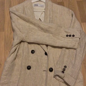 Beige linne blazer - Blazer i linnetyg som är använd nån gång bara. Den har inte kommit till användning hos mig då jag köpte den spontant. Två fickor fram och så gott som ny! I stl S, oversized