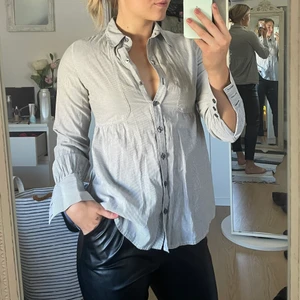 Skjorta från GinaTricot, strl S - Snygg skjorta med fina detaljer, använd, bra skick. Säljer billigare, köparen står för frakten💞